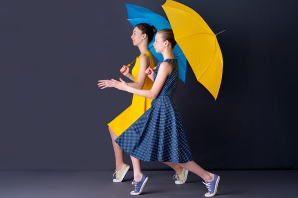Tereza & Yuliia Stroll © Phill Babb